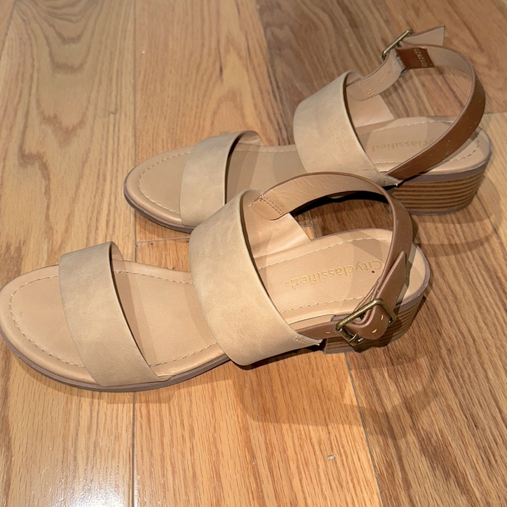 Cityclassified short heels.